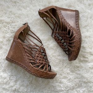 B Makowsky Wedge Sandle